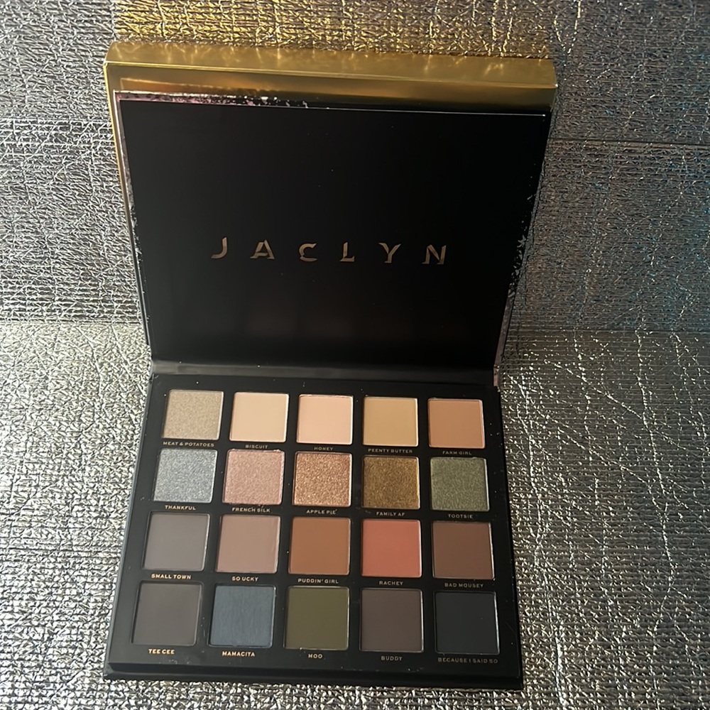 MORPHE JACLYN COSMETICS
LUXE LEGACY EYESHADOW PALETTE